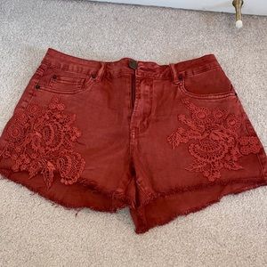 Maroon denim shorts with details on the front